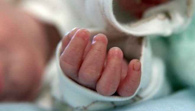 Vogëlushja e piu detergjentin për pastrimin e banjës, është në gjendje të rëndë