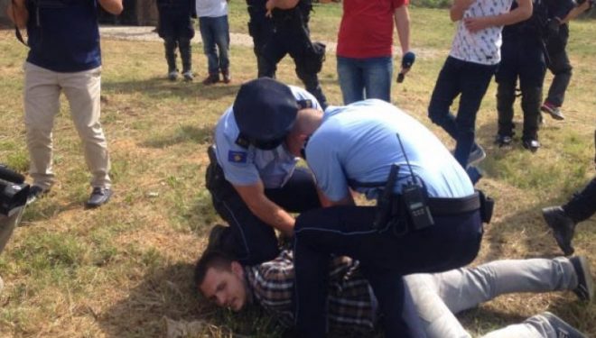 Përfundon protesta, lëndohet një polic, arrestohen disa studentë (Foto)