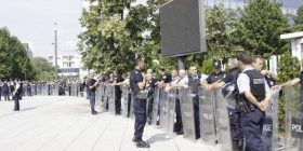 Protestuesit zhvendosen prapa Kuvendit të Kosovës (Foto)