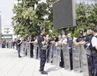 Protestuesit zhvendosen prapa Kuvendit të Kosovës (Foto)