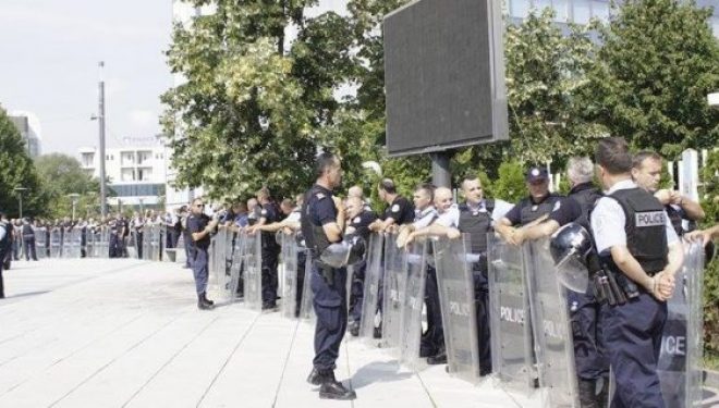 Protestuesit zhvendosen prapa Kuvendit të Kosovës (Foto)