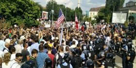 Policia ia gjeti dy aktivistëve të VV’së çantën e mbushur me 22 shishe koktej mollotovi