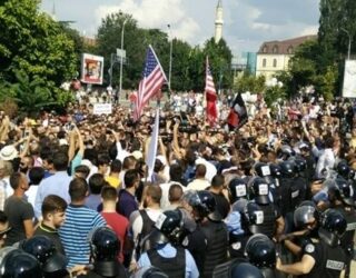 Protestuesit e VV’së e festojnë heqjen e demarkacionit nga rendi i ditës (Video)