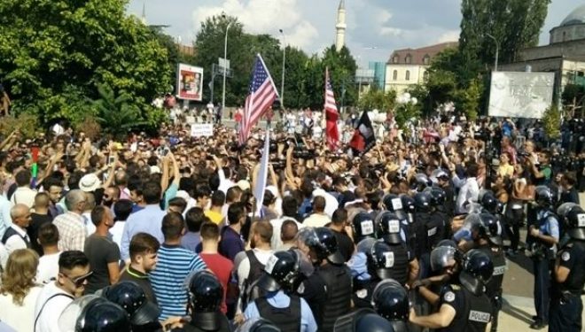Protestuesit e VV’së e festojnë heqjen e demarkacionit nga rendi i ditës (Video)