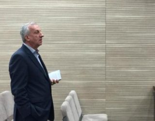 Mustafa jep dorëheqjen, akuzën për korrupsion e krahason me humorin e Qumilit