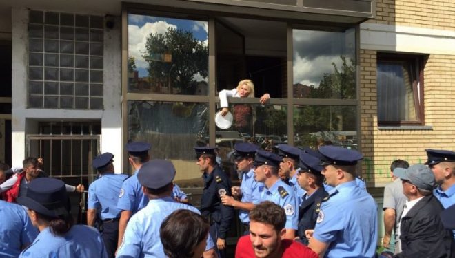 Policia: Gjatë aksionit në lagjen “Dardania” u lëndua një polic dhe dhjetë persona u arrestuan