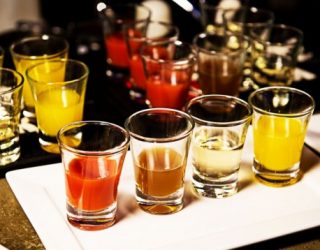 Mediat britanike: Bandat shqiptare po helmojnë Evropën me raki (Foto)