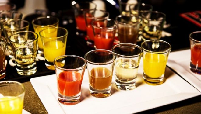Mediat britanike: Bandat shqiptare po helmojnë Evropën me raki (Foto)