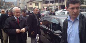 Prizreni harxhoi gati 10 mijë euro për rrobat e zyrtarëve (DOKUMENT)