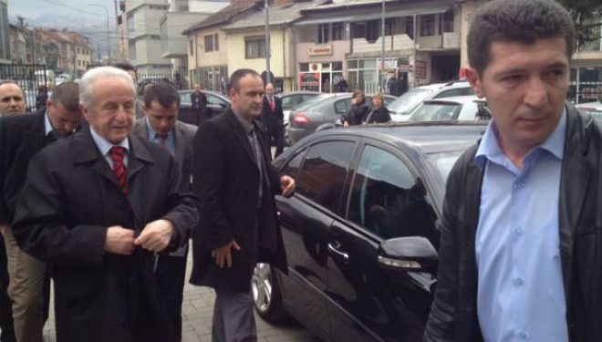 Prizreni harxhoi gati 10 mijë euro për rrobat e zyrtarëve (DOKUMENT)