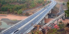 Taksë për “Rrugën e Kombit”, bizneset në Kukës, Has e Tropojë mbyllin aktivitetin