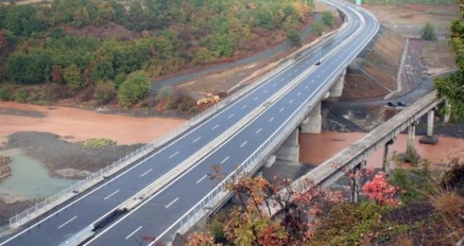 Taksë për “Rrugën e Kombit”, bizneset në Kukës, Has e Tropojë mbyllin aktivitetin