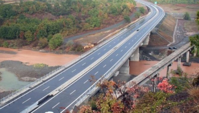 Taksë për “Rrugën e Kombit”, bizneset në Kukës, Has e Tropojë mbyllin aktivitetin