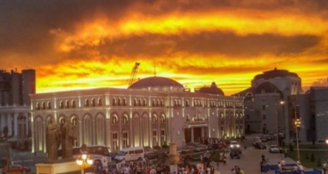 Qielli në flakë çmend shkupjanët (FOTO)