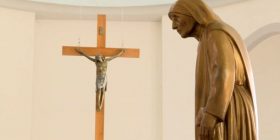 Nëna Terezë – “shenjtorja” që ndihmonte të varfërit