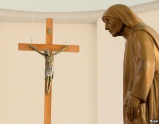 Nëna Terezë – “shenjtorja” që ndihmonte të varfërit