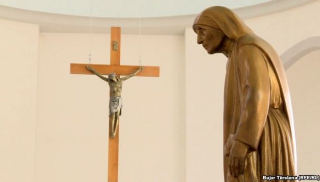 Nëna Terezë – “shenjtorja” që ndihmonte të varfërit