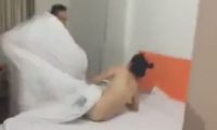 Kap gruan në hotel me dashnorin, burri bën atë që do bënte çdokush tjetër… (Video+18)