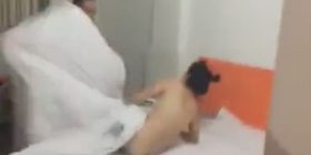 Kap gruan në hotel me dashnorin, burri bën atë që do bënte çdokush tjetër… (Video+18)