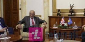 Gjenerali Mike Jackson bën shqiponjën (FOTO)