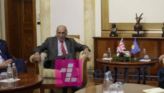 Gjenerali Mike Jackson bën shqiponjën (FOTO)