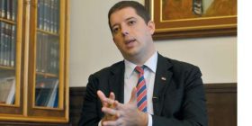 Gjuriq pret t’i kërkohet falje nga zyrtarët në Kosovë