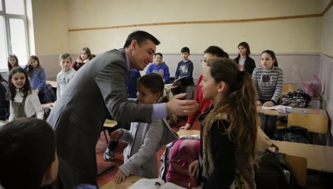 Veseli uron nxënësit për fillimin vitit të ri shkollor