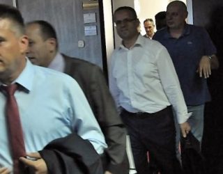 Veseli mbledh grupin parlamentar të PDK’së, pak para fillimit të seancës