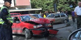 Aksident i tmerrshëm midis Prishtinës, vetura godet shtyllën elektrike (Foto)