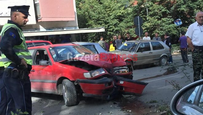 Aksident i tmerrshëm midis Prishtinës, vetura godet shtyllën elektrike (Foto)