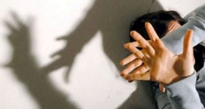 Babai i bën për spital dy vajzat e tij në Gjilan