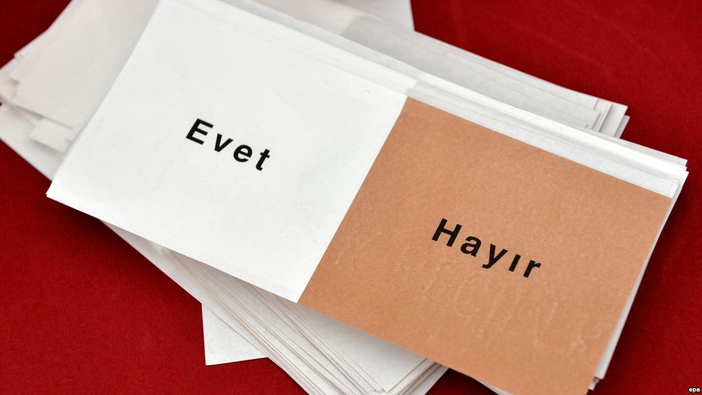 Turqit votojnë për ndryshimet kushtetuese
