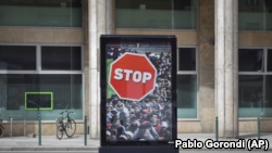 Poster kundër migrantëve në Budapest.