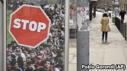 Poster kundër migrantëve në Budapest.