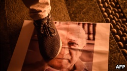 Një mbështetës i Erdoganit shkel një poster të klerikut Gulen. Stamboll, 18 korrik, 2016