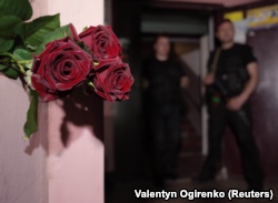Disa persona kanë vendosur lule në vendin ku është gjetur i vdekur gazetari.