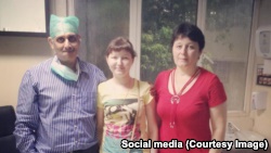 Lyudmila Pimenova (në mes) së bashku me nënën e saj dhe doktorin indian, që ka kryer operacionin e saj.