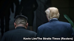 Singapor - Presidenti i SHBA-së duke ecur me liderin verikorean , Kim Jong Un