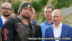 Udhëheqësi i Ujqërve të Natës, Aleksandr Zaldostanov, dhe presidenti rus, Vladimir Putin. Krime, 2017.