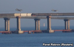 Avionët luftarakë rusë fluturojnë mbi urën që lidh Rusinë me Gadishullin e Krimesë. 25 nëntor, 2018