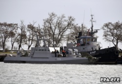 Një anije luftarake ukrainase qëndron në portin e Kërçit, pasi është kapur nga autoritetet ruse. 26 nëntor, 2018.