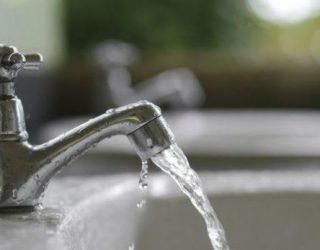 Çmimet e ujit të pijes e shërbimet e mbeturinave mund rriten