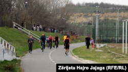 Qytetarët e Shkupit s’respektojnë rekomandimet, dalin në park
