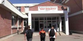 Nxënësi i klasës së parë në Fushë Kosovë, i dedikon mësueses një video emocionuese