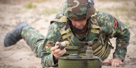 NATO publikon foton, rreshti Bajramaj duke demontuar një minë