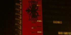 Ndërtesa e Qeverisë së Kosovës ndriçohet Kuq e Zi
