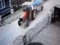 ​Pamje shqetësuese: Shkel me traktor qenin qëllimisht – (Video)