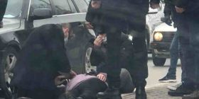 Ish-deputeti i PDK-së i jep ndihmën e parë gruas që u godit nga vetura në Prishtinë