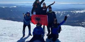 Flamuri shqiptar valvitet në majën më të lartë të malit në Serbi (Foto)