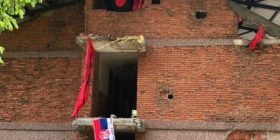 E turpshme: Flamuri serb vendoset mes flamujve të shqyer kuqezi në kullën e vrojtimit në Koshare